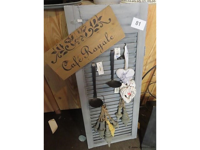 Louvreluikje met decoratie, metalenrek en bordenstaander - afbeelding 2 van  3