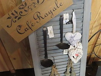 Louvreluikje met decoratie, metalenrek en bordenstaander - afbeelding 2 van  3