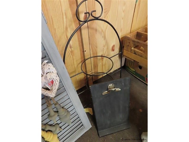 Louvreluikje met decoratie, metalenrek en bordenstaander - afbeelding 3 van  3