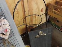 Louvreluikje met decoratie, metalenrek en bordenstaander - afbeelding 3 van  3