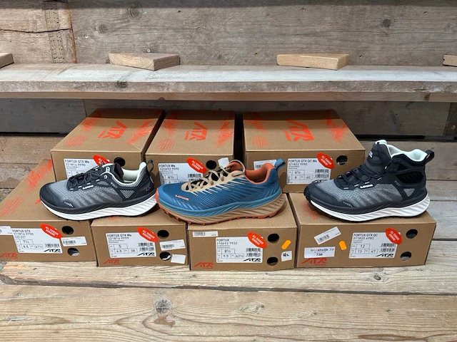 Lowa all terrain hardloopschoenen (7x) - afbeelding 1 van  9