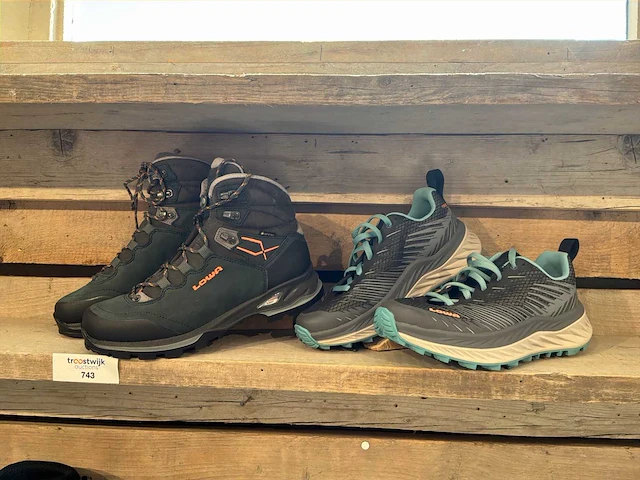 Lowa wandelschoen 37.5 (2x) - afbeelding 1 van  3