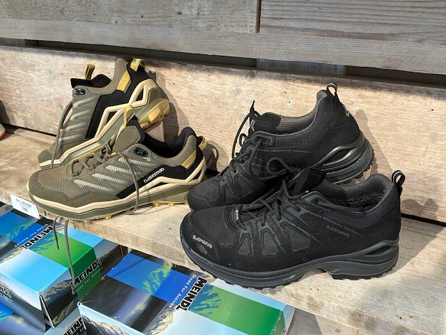 Lowa wandelschoen 41,5 (2x) - afbeelding 1 van  4