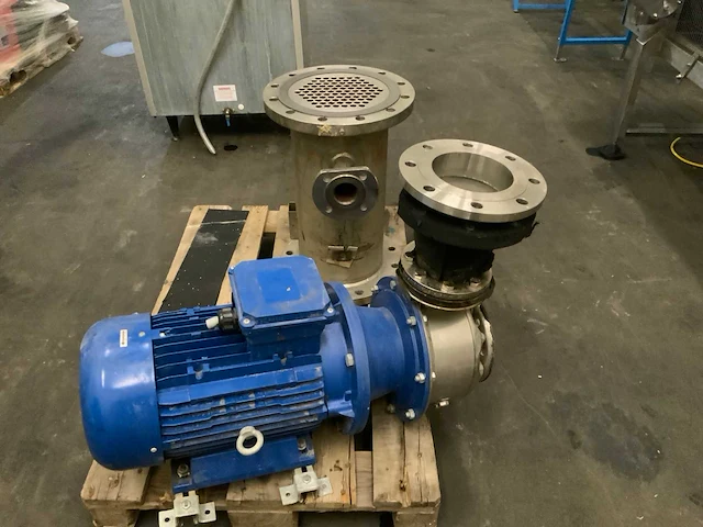 Lowara pomp en buizenwarmtewisselaar - afbeelding 1 van  4