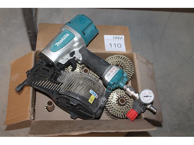 Lucht magazijntacker makita an613 met doos nagels. 2024. - afbeelding 1 van  3