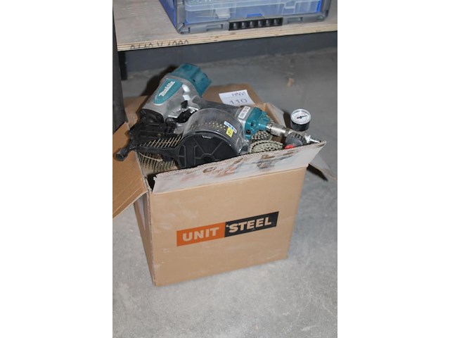 Lucht magazijntacker makita an613 met doos nagels. 2024. - afbeelding 2 van  3