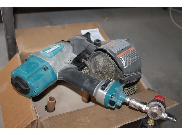 Lucht magazijntacker makita an613 met doos nagels. 2024. - afbeelding 3 van  3