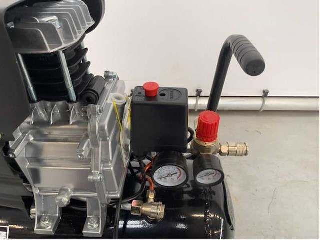 Luchtcompressor 24l model 3597 - afbeelding 6 van  16
