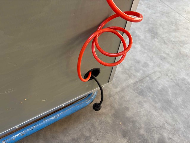 Luchtcompressor in kist - afbeelding 2 van  2