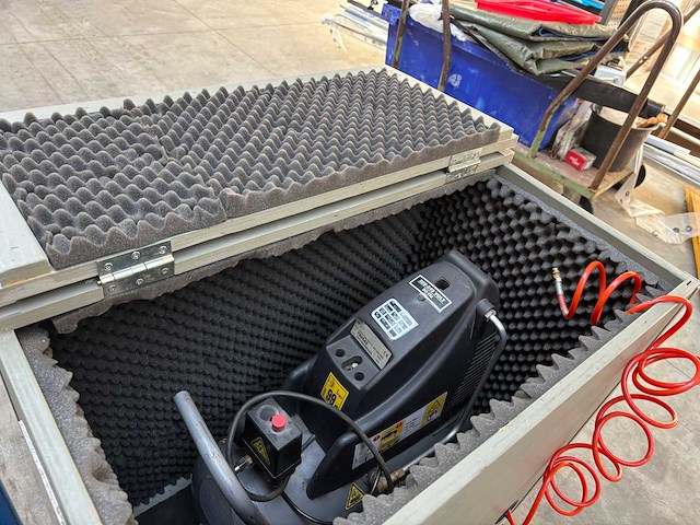 Luchtcompressor in kist - afbeelding 1 van  5