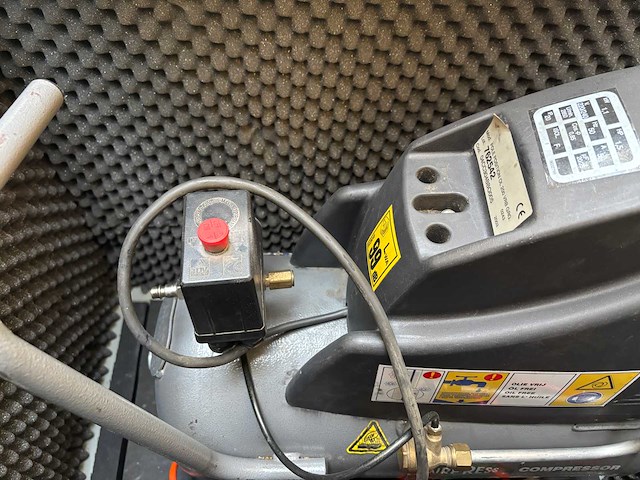 Luchtcompressor in kist - afbeelding 2 van  5