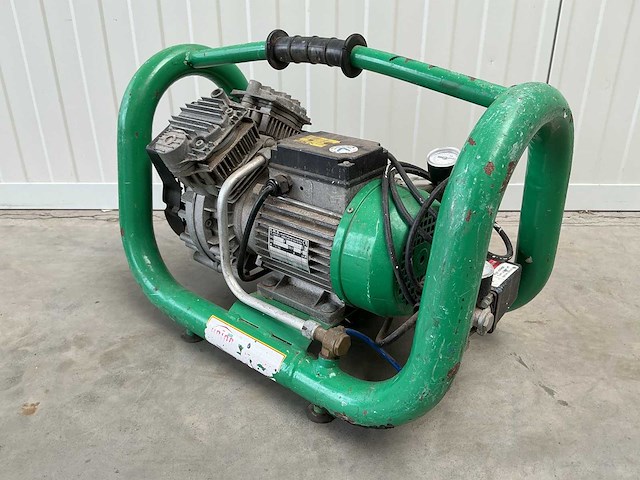 Luchtcompressor met gereedschap - afbeelding 4 van  8