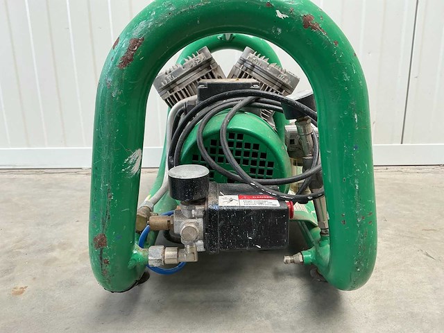 Luchtcompressor met gereedschap - afbeelding 6 van  8