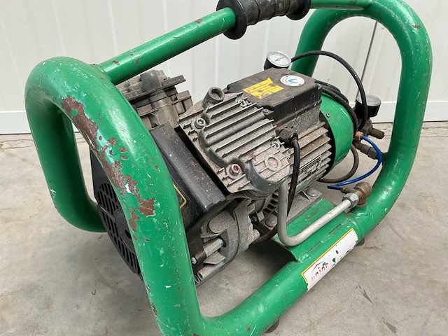 Luchtcompressor met gereedschap - afbeelding 7 van  8