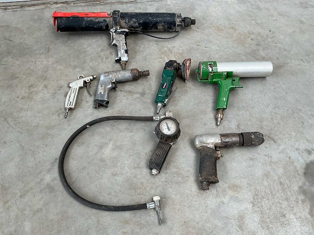 Luchtcompressor met gereedschap - afbeelding 8 van  8