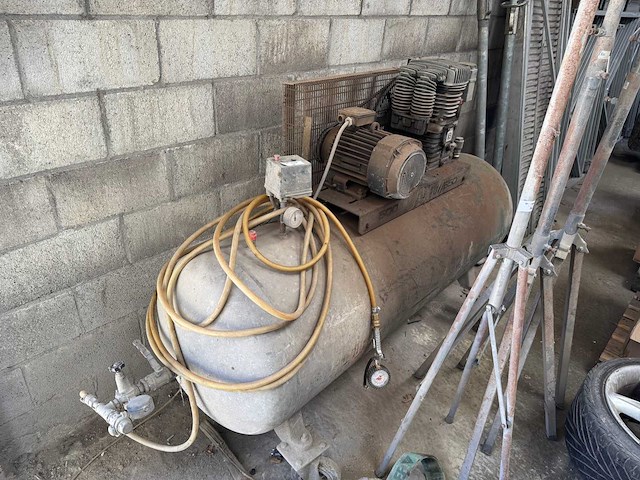 Luchtcompressor - afbeelding 1 van  2