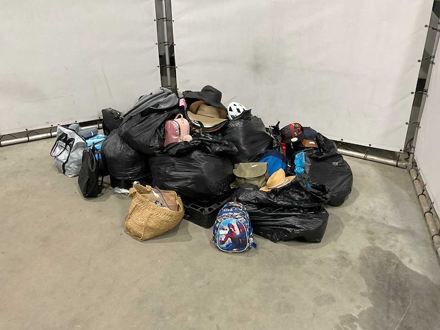 Luchthaven bagage met onbekende inhoud - afbeelding 1 van  8