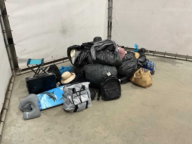 Luchthaven bagage met onbekende inhoud - afbeelding 2 van  8