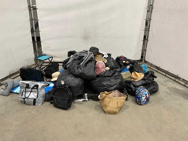 Luchthaven bagage met onbekende inhoud - afbeelding 3 van  8