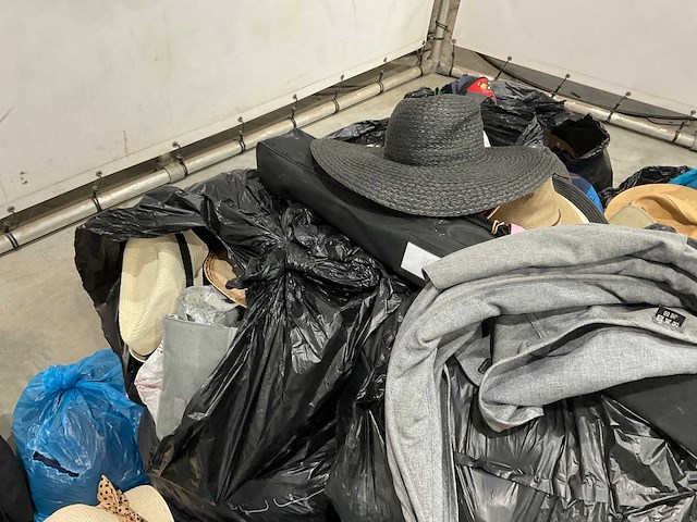 Luchthaven bagage met onbekende inhoud - afbeelding 5 van  8