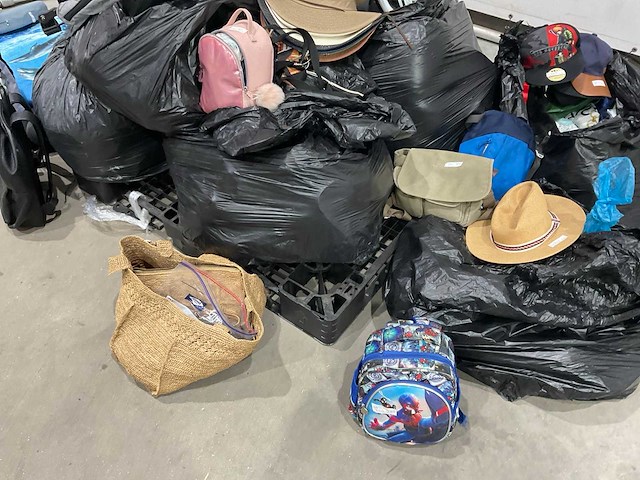 Luchthaven bagage met onbekende inhoud - afbeelding 6 van  8