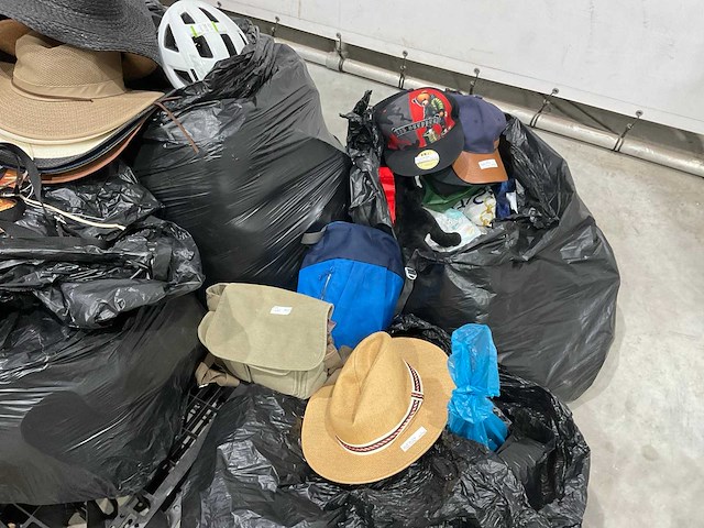 Luchthaven bagage met onbekende inhoud - afbeelding 7 van  8