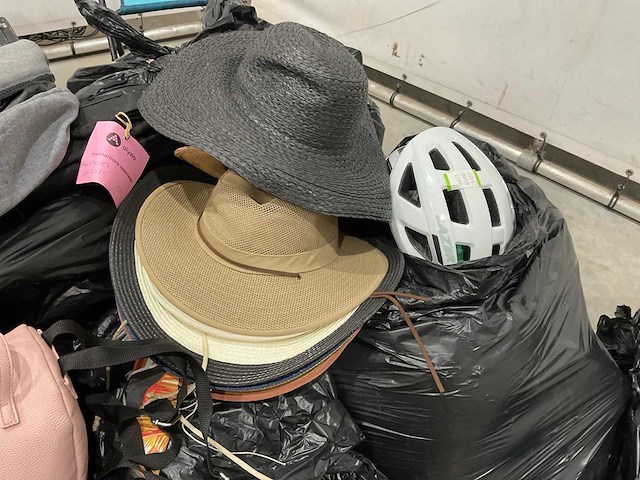 Luchthaven bagage met onbekende inhoud - afbeelding 8 van  8