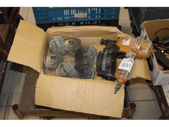 Luchttacker bostitsch met 2 dozen rvs nagels. - afbeelding 1 van  3