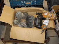 Luchttacker bostitsch met 2 dozen rvs nagels. - afbeelding 1 van  3