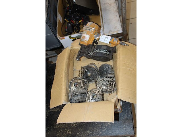 Luchttacker bostitsch met 2 dozen rvs nagels. - afbeelding 2 van  3