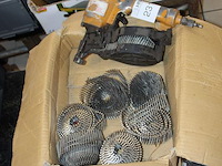 Luchttacker bostitsch met 2 dozen rvs nagels. - afbeelding 2 van  3