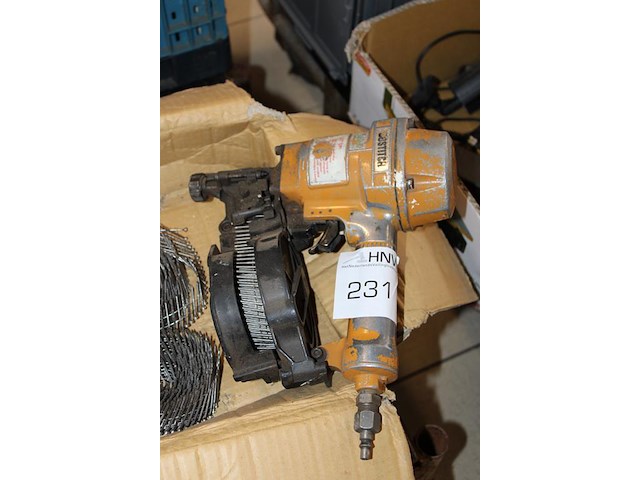 Luchttacker bostitsch met 2 dozen rvs nagels. - afbeelding 3 van  3