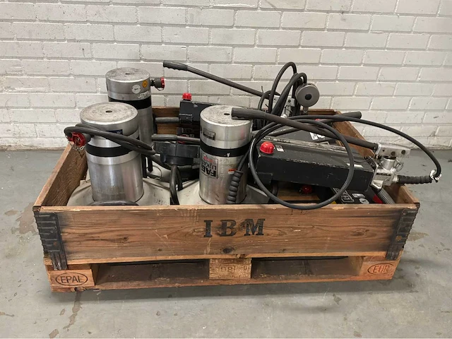 Lukas hydraulik lzm 63/200 hydraulische hefvijzels en handpompen - afbeelding 1 van  6