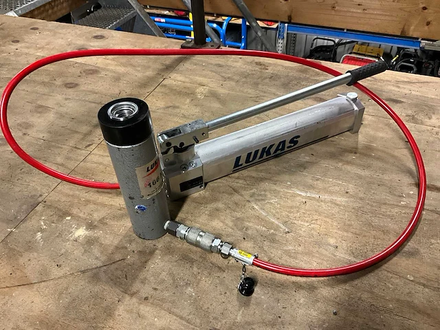 Lukas lh2/0,9-70 hydraulische hogedrukpomp met cilinder - afbeelding 1 van  6