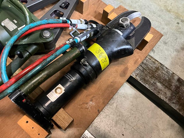 Lukas set hydraulisch redgereedschap - afbeelding 12 van  17