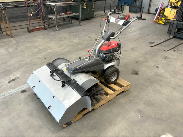 Lumag - 2018 - km1000 - zelfrijdende veegmachine incl sneeuwschuiver - afbeelding 1 van  12