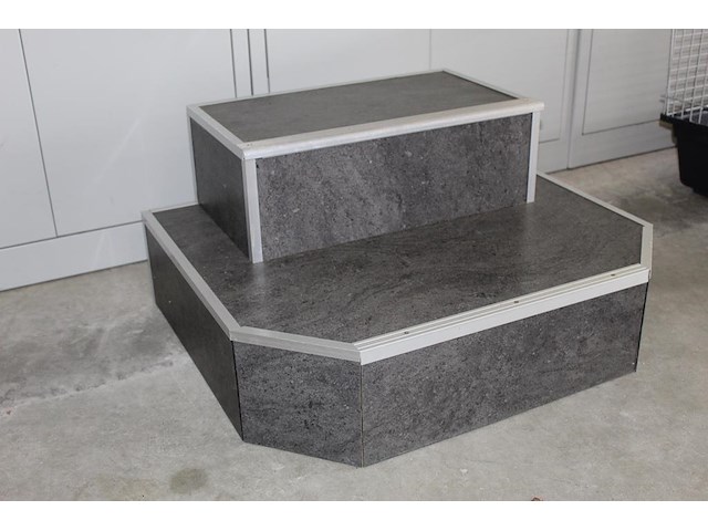 Luxe houten caravanopstap met kunststoffen en aluminium bekleding. afmeting 70,5 x 60 cm. hoogte 34,5 cm - afbeelding 1 van  3