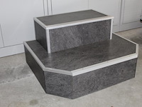 Luxe houten caravanopstap met kunststoffen en aluminium bekleding. afmeting 70,5 x 60 cm. hoogte 34,5 cm