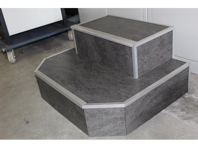 Luxe houten caravanopstap met kunststoffen en aluminium bekleding. afmeting 70,5 x 60 cm. hoogte 34,5 cm - afbeelding 2 van  3