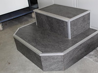 Luxe houten caravanopstap met kunststoffen en aluminium bekleding. afmeting 70,5 x 60 cm. hoogte 34,5 cm - afbeelding 2 van  3