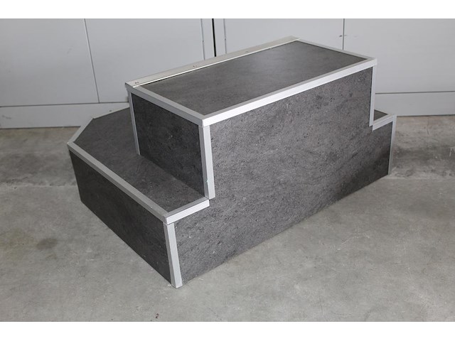 Luxe houten caravanopstap met kunststoffen en aluminium bekleding. afmeting 70,5 x 60 cm. hoogte 34,5 cm - afbeelding 3 van  3