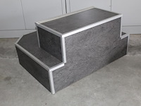 Luxe houten caravanopstap met kunststoffen en aluminium bekleding. afmeting 70,5 x 60 cm. hoogte 34,5 cm - afbeelding 3 van  3