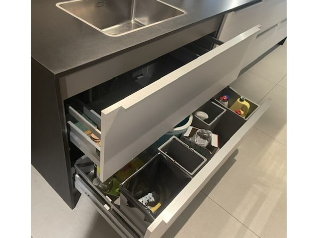 Luxe showroomkeuken, eggersmann | siemens, black oak | fronten glans wit en mat wit, 2015 - afbeelding 3 van  51