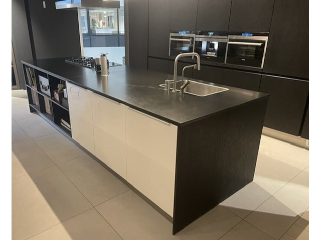 Luxe showroomkeuken, eggersmann | siemens, black oak | fronten glans wit en mat wit, 2015 - afbeelding 1 van  51