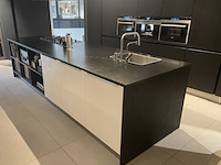 Luxe showroomkeuken, eggersmann | siemens, black oak | fronten glans wit en mat wit, 2015