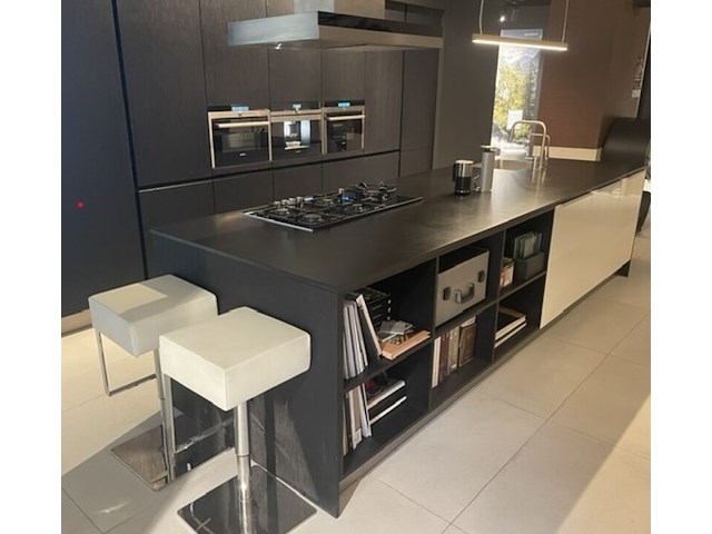 Luxe showroomkeuken, eggersmann | siemens, black oak | fronten glans wit en mat wit, 2015 - afbeelding 12 van  51