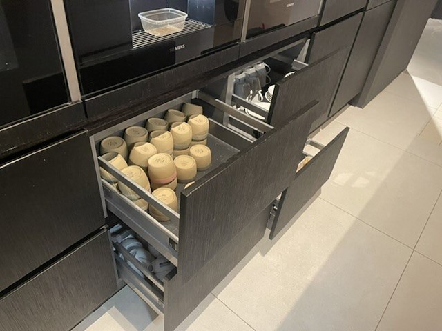 Luxe showroomkeuken, eggersmann | siemens, black oak | fronten glans wit en mat wit, 2015 - afbeelding 28 van  51
