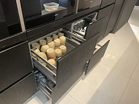 Luxe showroomkeuken, eggersmann | siemens, black oak | fronten glans wit en mat wit, 2015 - afbeelding 28 van  51