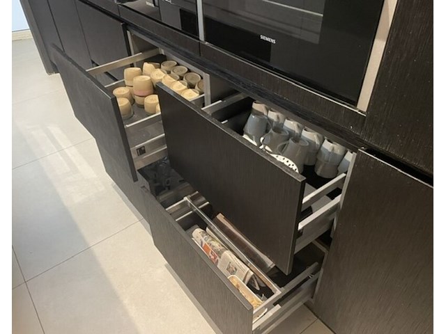 Luxe showroomkeuken, eggersmann | siemens, black oak | fronten glans wit en mat wit, 2015 - afbeelding 29 van  51