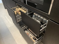 Luxe showroomkeuken, eggersmann | siemens, black oak | fronten glans wit en mat wit, 2015 - afbeelding 29 van  51